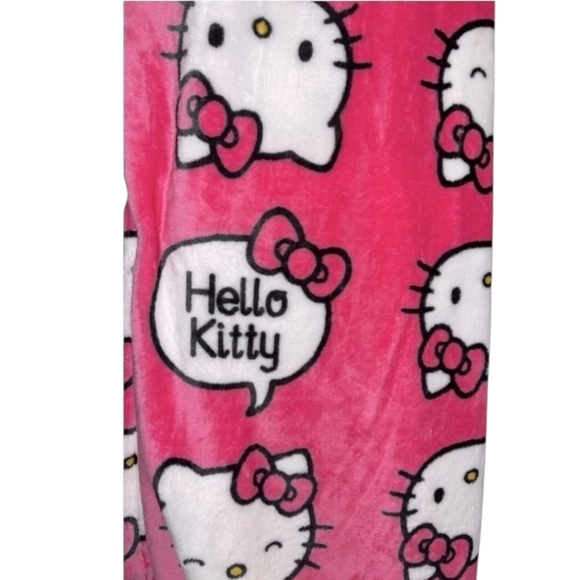 HELLO KITTY NWT SILK TOUCH THROW BLANKET - Picture 2 of 3